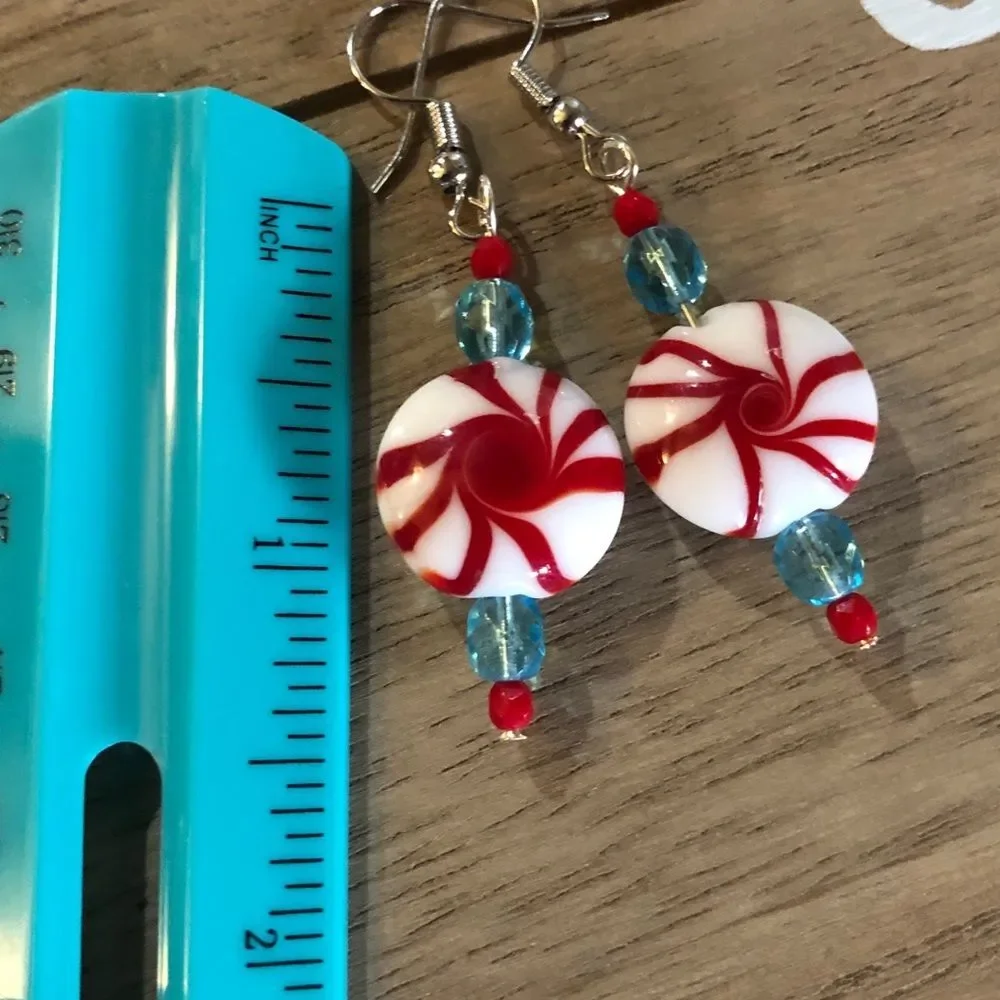 NWOT STARLIGHT PEPPERMINT LAMPWORK GLASS HOLIDAY EARRINGS